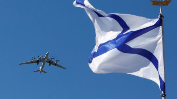 Máy bay săn ngầm tầm xa Tu-142 trên bầu trời trong Cuộc diễu hành hải quân lớn nhân Ngày Hải quân Nga tại St. Petersburg - Sputnik Việt Nam