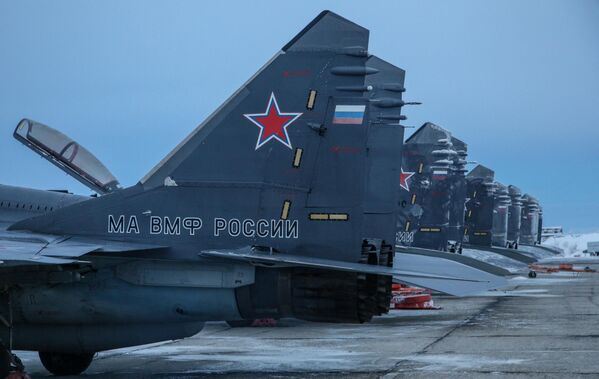 Các máy bay chiến đấu đa năng MiG-29K hạ cất cánh trên boong tàu tại sân bay Severomorsk-3 ở tỉnh Murmansk, nơi diễn ra các chuyến bay huấn luyện của phi công thuộc một trung đoàn không quân chiến đấu hải quân riêng biệt Các máy bay chiến đấu đa năng MiG-29K hạ cất cánh trên boong tàu tại sân bay Severomorsk-3 ở tỉnh Murmansk, nơi diễn ra các chuyến bay huấn luyện của phi công thuộc một trung đoàn không quân chiến đấu hải quân riêng biệt - Sputnik Việt Nam
