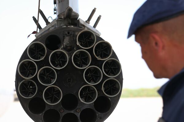 Quá trình đang nạp các khối NAR cho máy bay ném bom tiền tuyến (chiến thuật) Su-24M trước các chuyến bay trong khuôn khổ vòng chung kết thứ 3 của cuộc thi huấn luyện bay dành cho các phi hành đoàn hàng không hải quân thuộc chương trình "Naval Ace - 2019" của Hải quân tại Trung tâm Hàng không Hải quân 859 ở Quận Yeisk Quá trình đang nạp các khối NAR cho máy bay ném bom tiền tuyến (chiến thuật) Su-24M trước các chuyến bay trong khuôn khổ vòng chung kết thứ 3 của cuộc thi huấn luyện bay dành cho các phi hành đoàn hàng không hải quân thuộc chương trình "Naval Ace - 2019" của Hải quân tại Trung tâm Hàng không Hải quân 859 ở Quận Yeisk - Sputnik Việt Nam