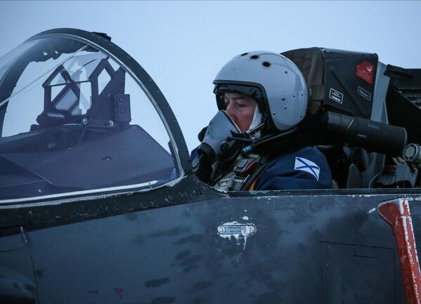 Một phi công trong buồng lái của máy bay chiến đấu đa năng MiG-29K sử dụng trên tàu sân bay tại sân bay Severomorsk-3 ở tỉnh Murmansk, nơi các chuyến bay huấn luyện được thực hiện dành cho các phi công của một trung đoàn không quân chiến đấu hải quân riêng biệt Một phi công trong buồng lái của máy bay chiến đấu đa năng MiG-29K sử dụng trên tàu sân bay tại sân bay Severomorsk-3 ở tỉnh Murmansk, nơi các chuyến bay huấn luyện được thực hiện dành cho các phi công của một trung đoàn không quân chiến đấu hải quân riêng biệt - Sputnik Việt Nam