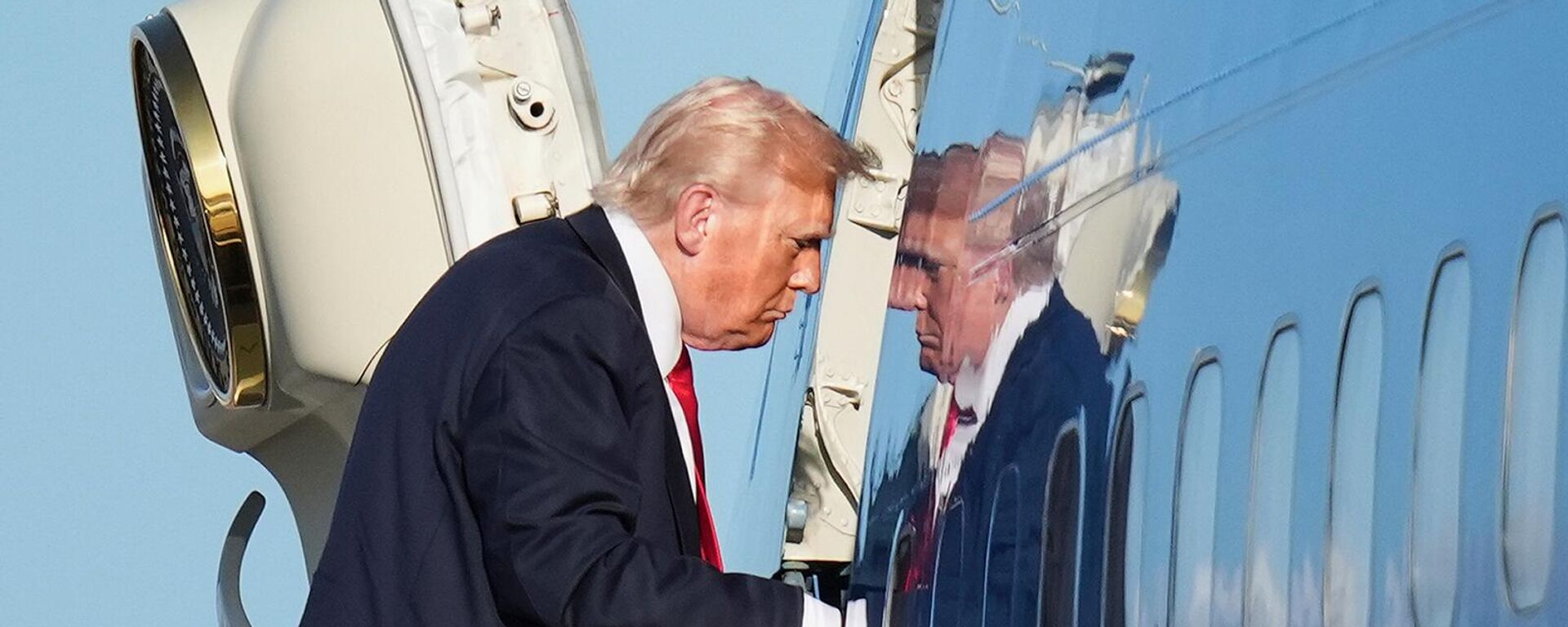 Tổng thống Mỹ Donald Trump lên máy bay - Sputnik Việt Nam, 1920, 16.07.2025