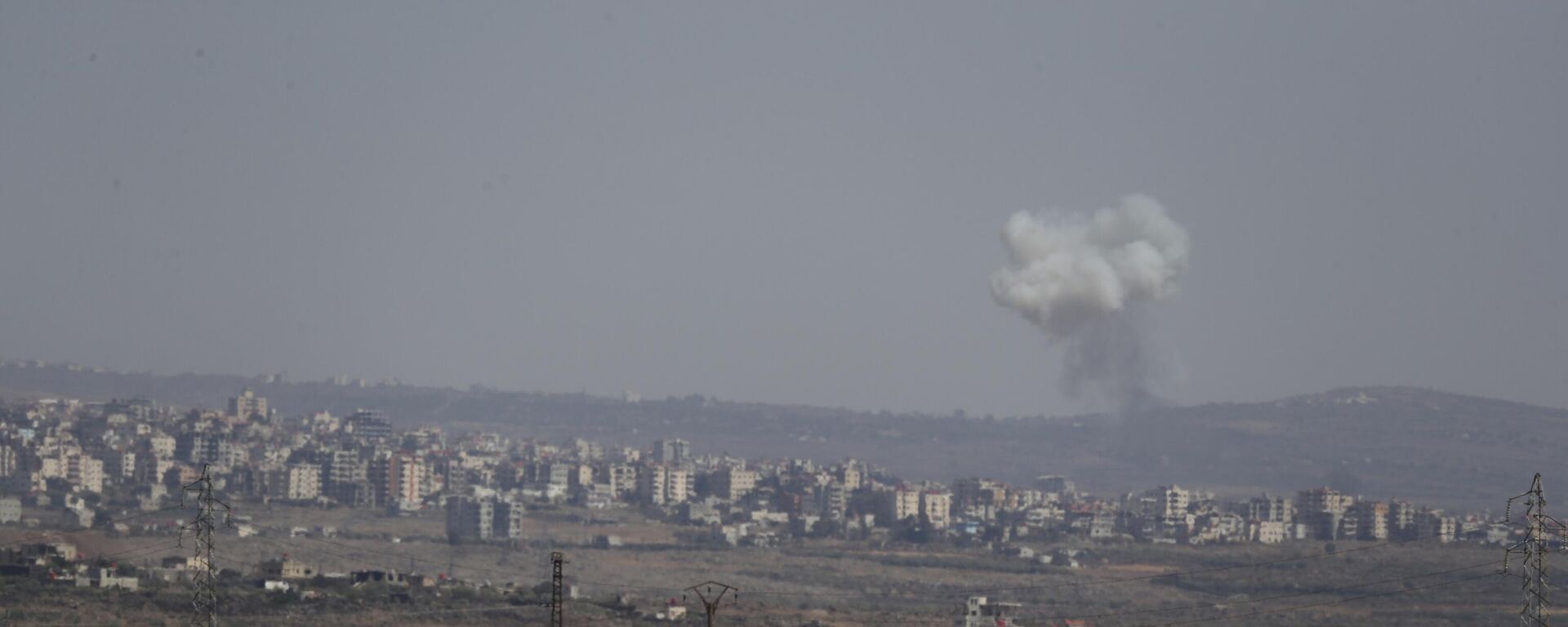 Khói bốc lên từ các cuộc giao tranh giữa lực lượng chính phủ Syria và dân quân Druze ở thành phố Suwayda, miền nam Syria, thứ tư, ngày 16 tháng 7 năm 2025 - Sputnik Việt Nam, 1920, 16.07.2025