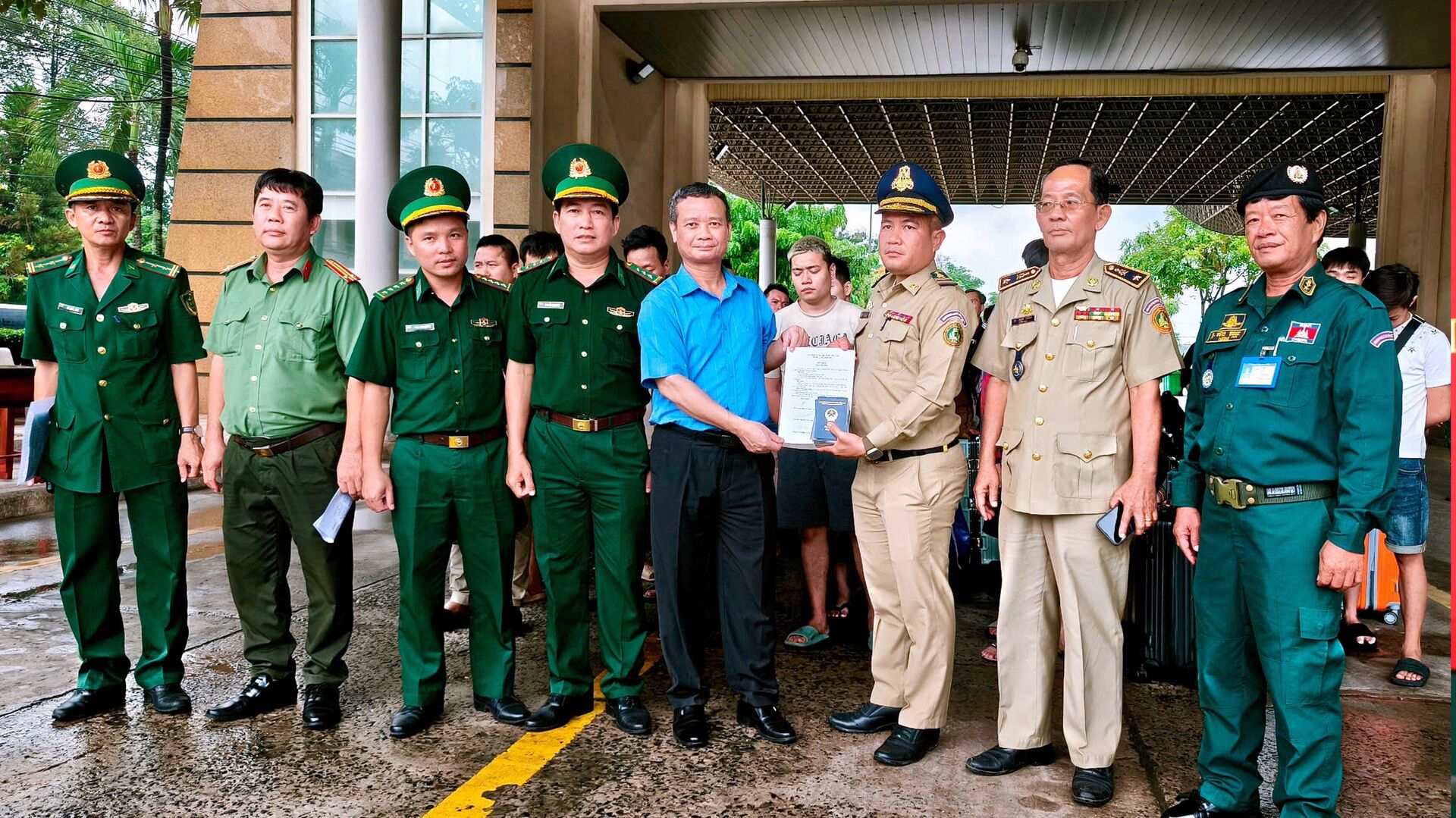 Cơ quan chức năng Campuchia thực hiện các thủ tục bàn giao 45 công dân Việt Nam cho đại diện lực lượng chức năng Tây Ninh.
Cơ quan chức năng Campuchia thực hiện các thủ tục bàn giao 45 công dân Việt Nam cho đại diện lực lượng chức năng Tây Ninh.
- Sputnik Việt Nam, 1920, 17.07.2025