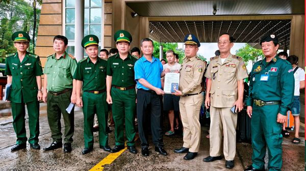 
Cơ quan chức năng Campuchia thực hiện các thủ tục bàn giao 45 công dân Việt Nam cho đại diện lực lượng chức năng Tây Ninh.


 - Sputnik Việt Nam