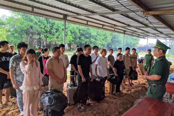 Lực lượng Đồn Biên phòng Cửa khẩu quốc tế Mộc Bài tiếp nhận các công dân Việt Nam tại khu vực Cửa khẩu quốc tế Mộc Bài.
Lực lượng Đồn Biên phòng Cửa khẩu quốc tế Mộc Bài tiếp nhận các công dân Việt Nam tại khu vực Cửa khẩu quốc tế Mộc Bài.
- Sputnik Việt Nam
