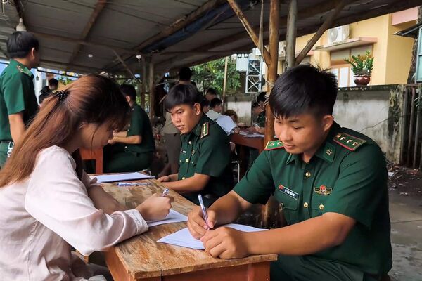 Phòng Nghiệp vụ Đồn Biên phòng Cửa khẩu quốc tế Mộc Bài phối hợp với Phòng Cảnh sát hình sự Công an Tây Ninh rà soát, sàng lọc nhân thân. Phòng Nghiệp vụ Đồn Biên phòng Cửa khẩu quốc tế Mộc Bài phối hợp với Phòng Cảnh sát hình sự Công an Tây Ninh rà soát, sàng lọc nhân thân. - Sputnik Việt Nam