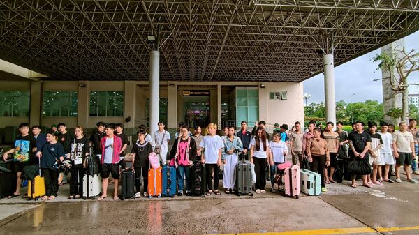 45 công dân được lực lượng chức năng Campuchia bàn giao cho lực lượng chức năng Tây Ninh.  - Sputnik Việt Nam