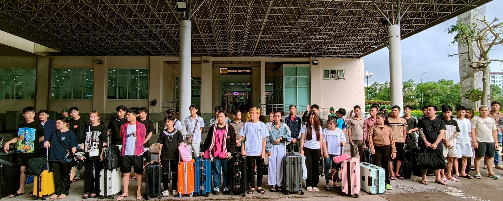 45 công dân được lực lượng chức năng Campuchia bàn giao cho lực lượng chức năng Tây Ninh.  - Sputnik Việt Nam, 1920, 31.07.2025