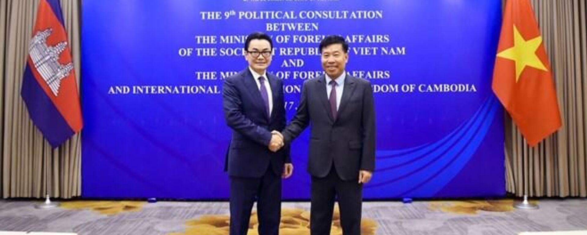 Ủy viên Trung ương Đảng, Thứ trưởng Bộ Ngoại giao Nguyễn Mạnh Cường (phải) và Quốc vụ khanh Bộ Ngoại giao và Hợp tác quốc tế Campuchia Ung Rachana - Sputnik Việt Nam, 1920, 18.07.2025