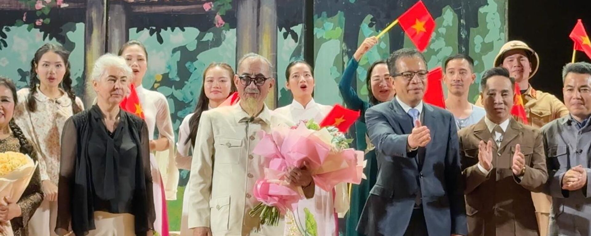 Vở kịch Việt Nam “Lá đơn thứ 72” gây xúc động tại Moskva: Nghệ thuật là nhịp cầu hữu nghị Việt – Nga - Sputnik Việt Nam, 1920, 18.07.2025