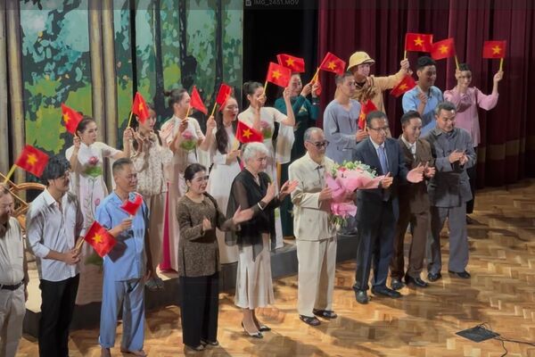Vở kịch Lá đơn thứ 72 công diễn tại Moskva, ngày 17/7/2025 Vở kịch Lá đơn thứ 72 công diễn tại Moskva, ngày 17/7/2025 - Sputnik Việt Nam