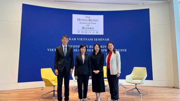 Bà Lê Đức Hạnh, Tổng Lãnh sự Việt Nam tại Hong Kong (đứng thứ hai tính từ bên trái) và các đại biểu tham dự Hội thảo - Sputnik Việt Nam