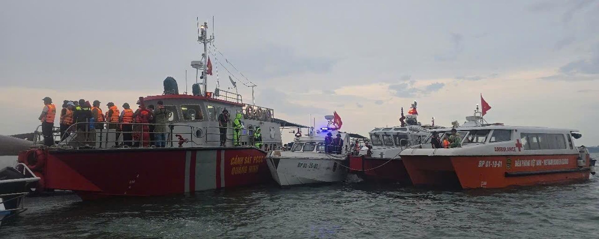 Lực lượng chức năng tiếp cận khu vực tàu đắm tiền hành cứu hộ cứu nạn. 

 - Sputnik Việt Nam, 1920, 19.07.2025