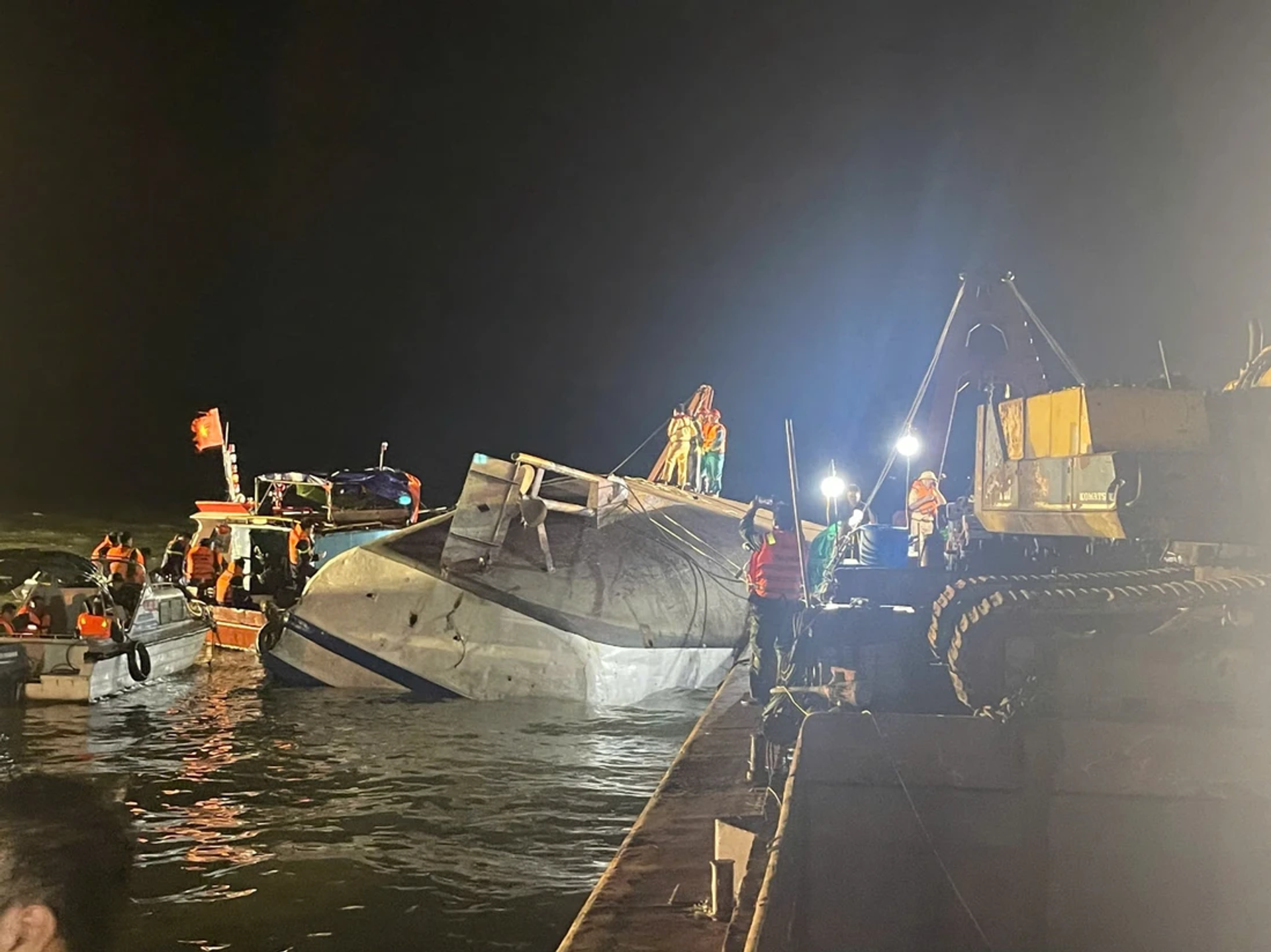 Lực lượng chức năng sẽ cẩu tàu lên để đưa vào bờ trong đêm nay Lực lượng chức năng sẽ cẩu tàu lên để đưa vào bờ trong đêm nay - Sputnik Việt Nam, 1920, 20.07.2025