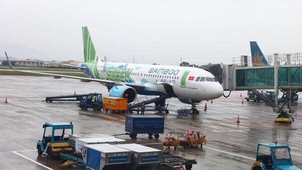 Bão số 3 gây mưa to, gió lớn kèm dông lốc khiến nhiều chuyến bay, trong đó có chuyến bay QH122 của Bamboo Airways phải chuyển hướng hạ cánh - Sputnik Việt Nam