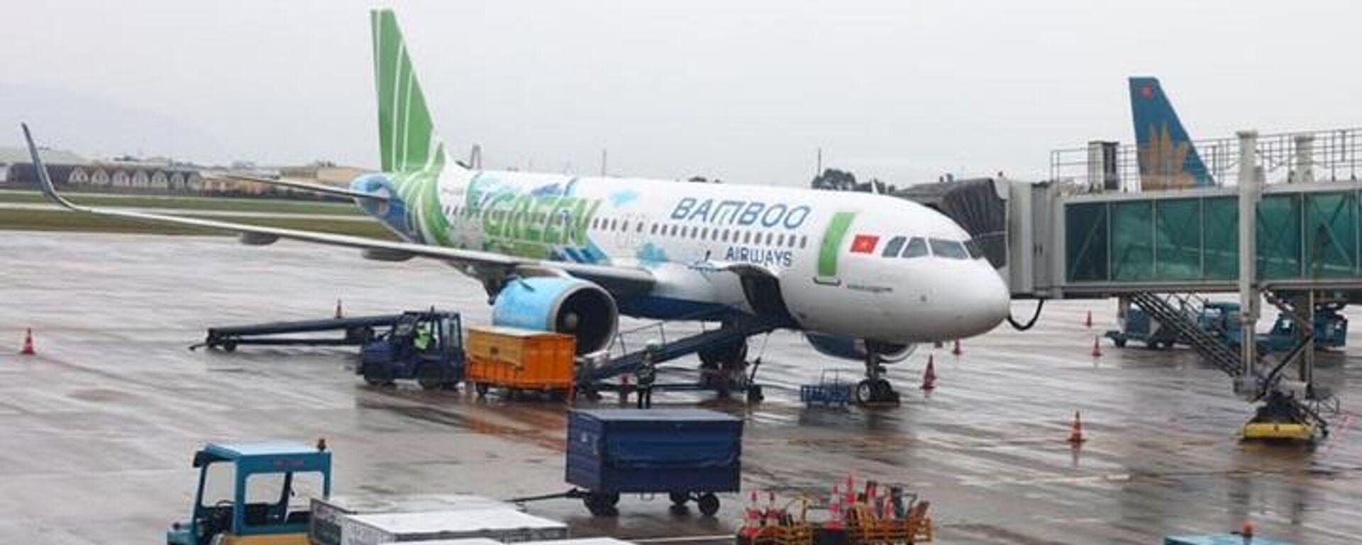 Bão số 3 gây mưa to, gió lớn kèm dông lốc khiến nhiều chuyến bay, trong đó có chuyến bay QH122 của Bamboo Airways phải chuyển hướng hạ cánh - Sputnik Việt Nam, 1920, 20.07.2025