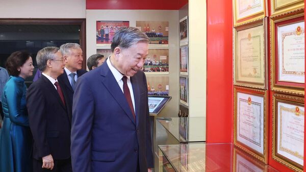 Tổng Bí thư Tô Lâm thăm phòng truyền thống ngành kiểm sát nhân dân. - Sputnik Việt Nam