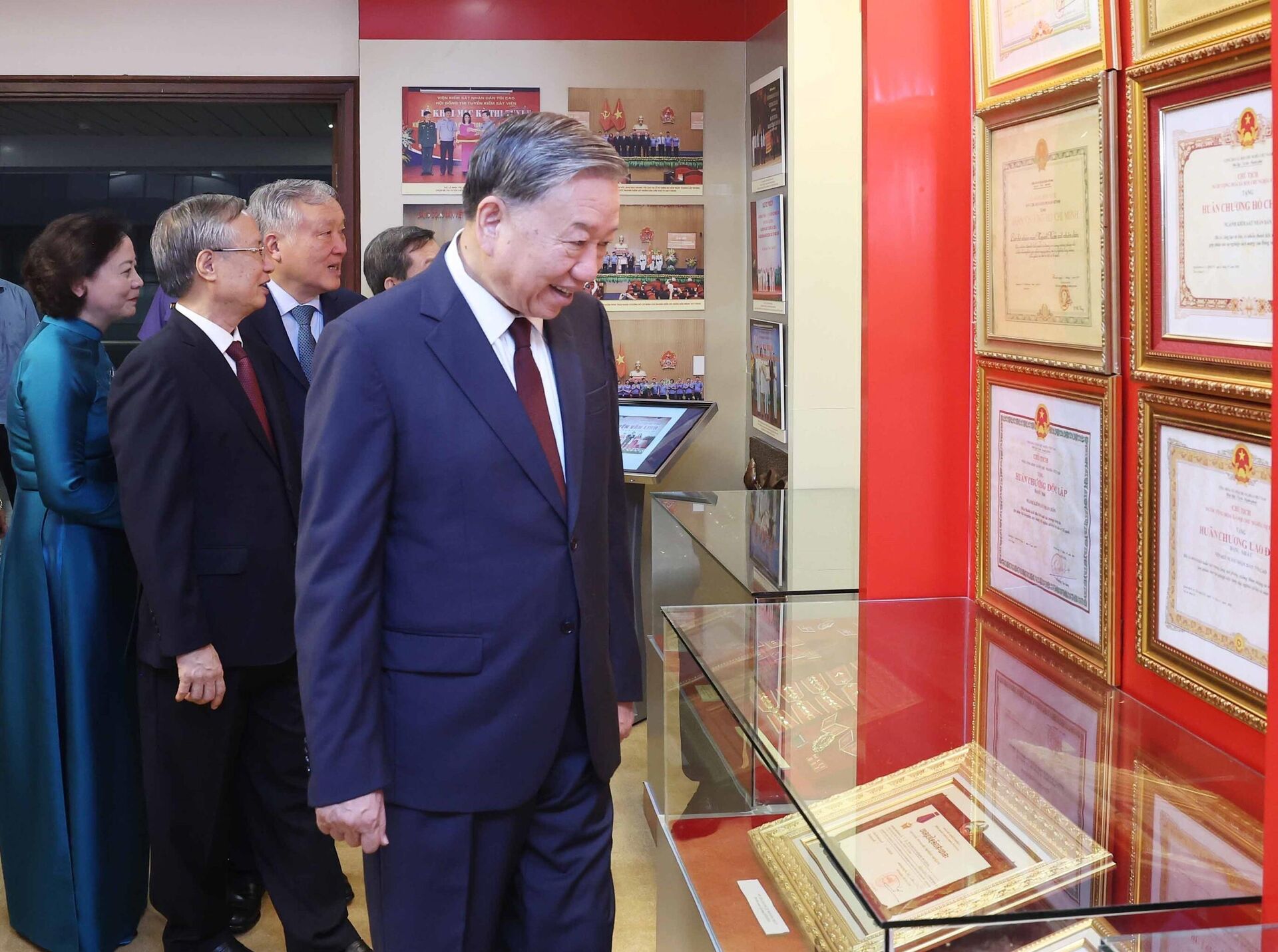 Tổng Bí thư Tô Lâm thăm phòng truyền thống ngành kiểm sát nhân dân. - Sputnik Việt Nam, 1920, 21.07.2025