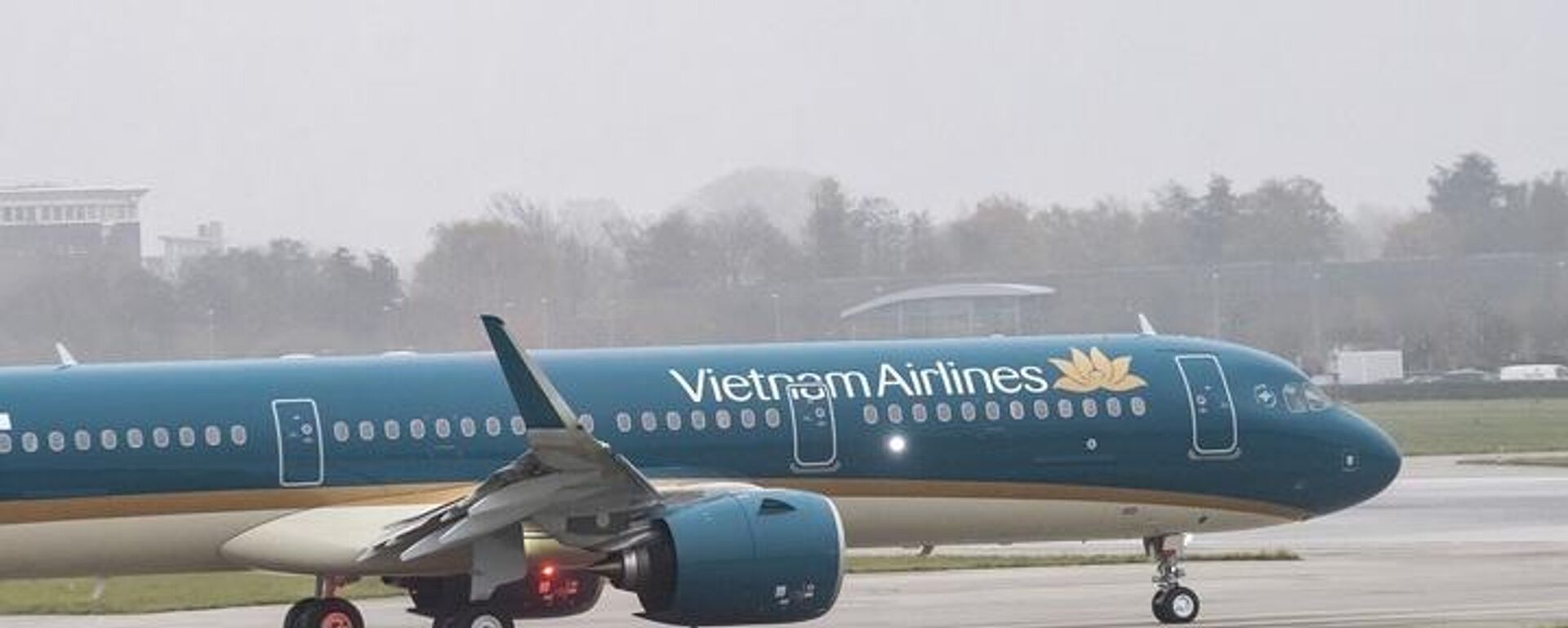 Nhiều chuyến bay phải hủy, hoãn do ảnh hưởng bởi cơn bão Wipha - Sputnik Việt Nam, 1920, 25.08.2025