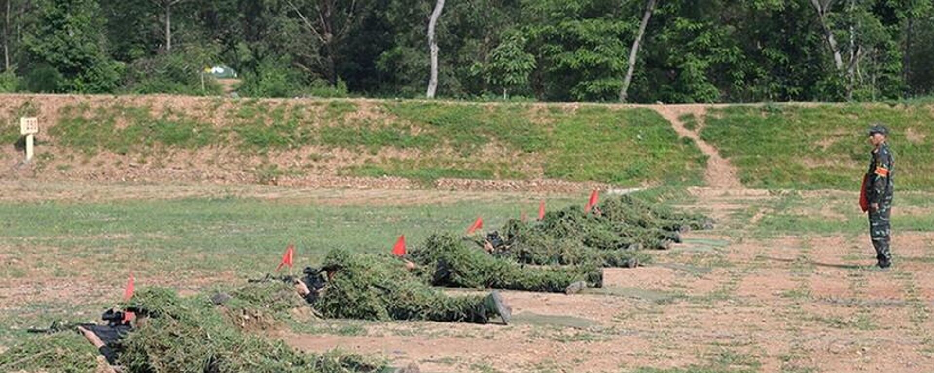 Bộ phận trinh sát ngụy trang thực hành luyện tập nội dung bắn súng ở các cự ly - Sputnik Việt Nam, 1920, 21.07.2025