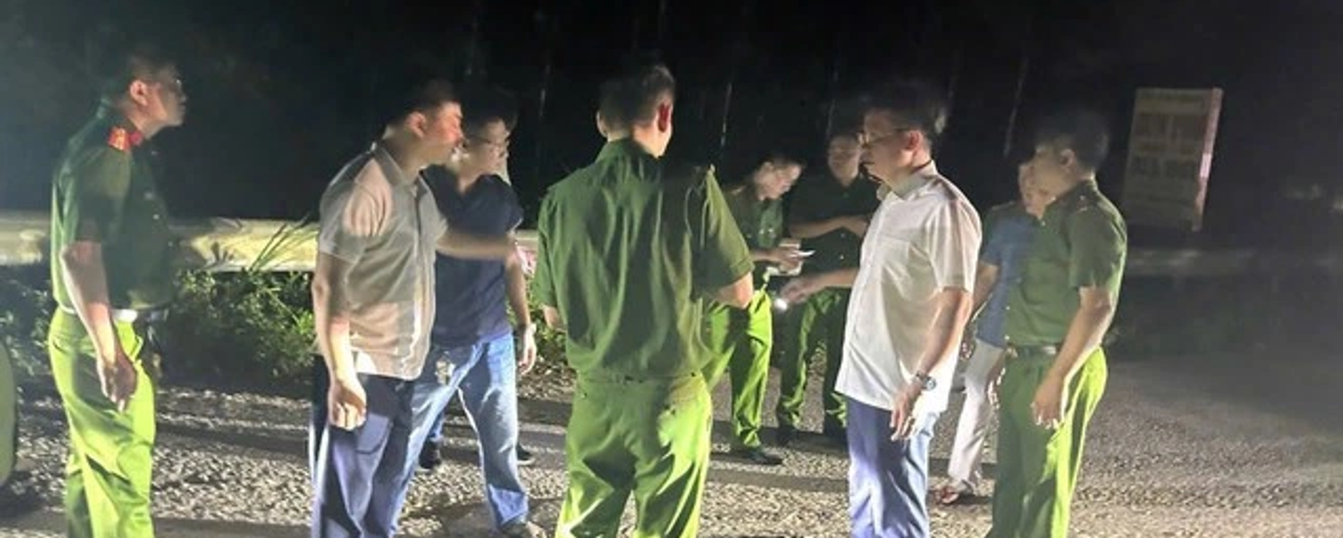 Thiếu tướng Nguyễn Minh Tuấn, Giám đốc Công an tỉnh Phú Thọ (áo sơ mi trắng), tại hiện trường - Sputnik Việt Nam, 1920, 29.07.2025