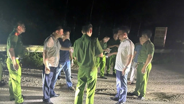 Thiếu tướng Nguyễn Minh Tuấn, Giám đốc Công an tỉnh Phú Thọ (áo sơ mi trắng), tại hiện trường - Sputnik Việt Nam