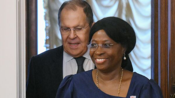 Ngoại trưởng Nga Sergei Lavrov và Ngoại trưởng Mozambique Maria dos Santos Lucas trong cuộc gặp ở Moscow - Sputnik Việt Nam
