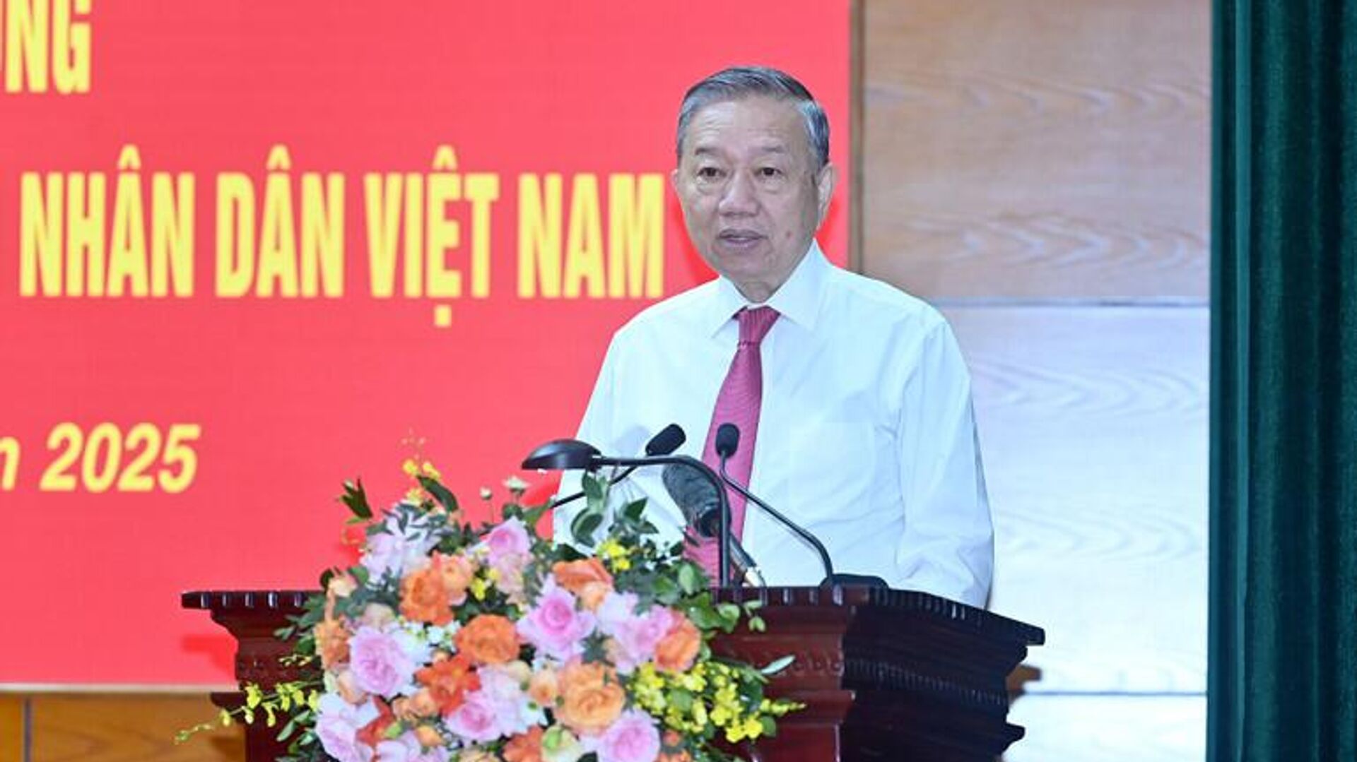 Tổng Bí thư Tô Lâm phát biểu tại buổi làm việc với Tổng cục Chính trị Quân đội nhân dân Việt Nam. Tổng Bí thư Tô Lâm phát biểu tại buổi làm việc với Tổng cục Chính trị Quân đội nhân dân Việt Nam. - Sputnik Việt Nam, 1920, 23.07.2025