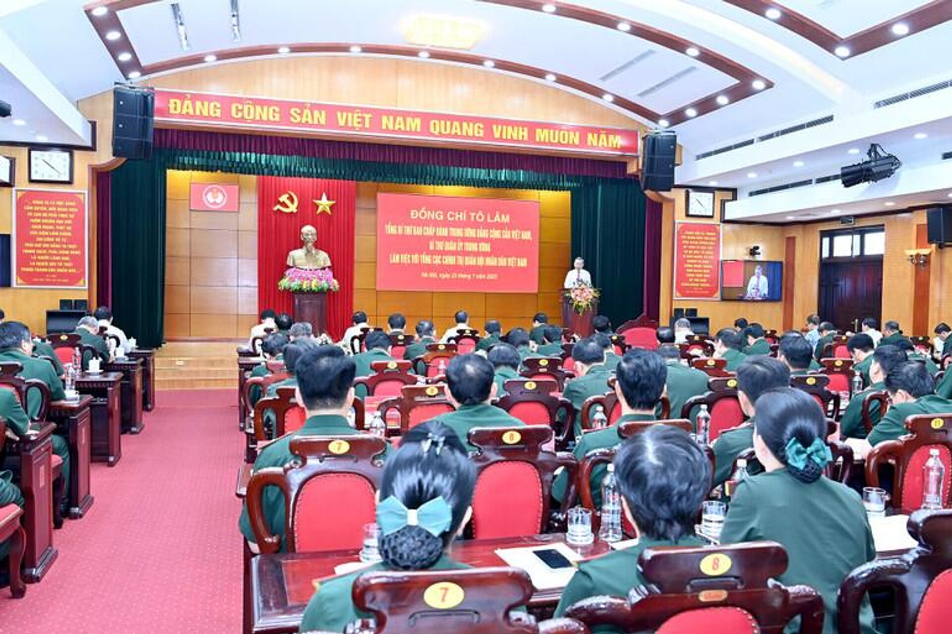 Quang cảnh buổi làm việc. Quang cảnh buổi làm việc. - Sputnik Việt Nam, 1920, 23.07.2025