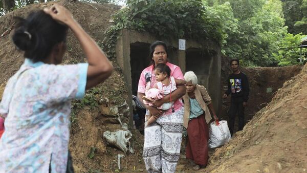 Người dân Thái Lan chạy trốn tìm nơi trú ẩn tại tỉnh Surin, đông bắc Thái Lan khỏi cuộc giao tranh giữa binh lính Thái Lan và Campuchia  - Sputnik Việt Nam