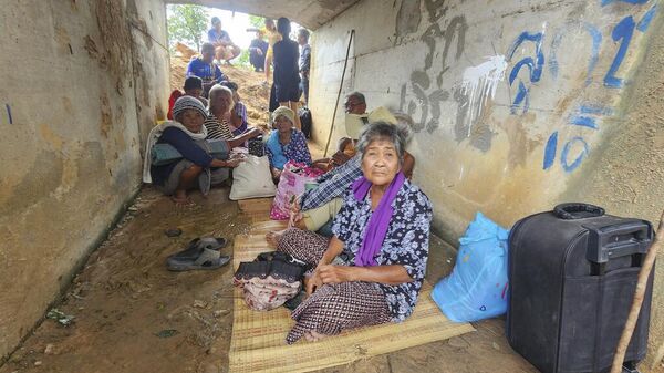 Người dân Thái Lan chạy trốn tìm nơi trú ẩn tại tỉnh Surin, đông bắc Thái Lan khỏi cuộc giao tranh giữa binh lính Thái Lan và Campuchia  - Sputnik Việt Nam