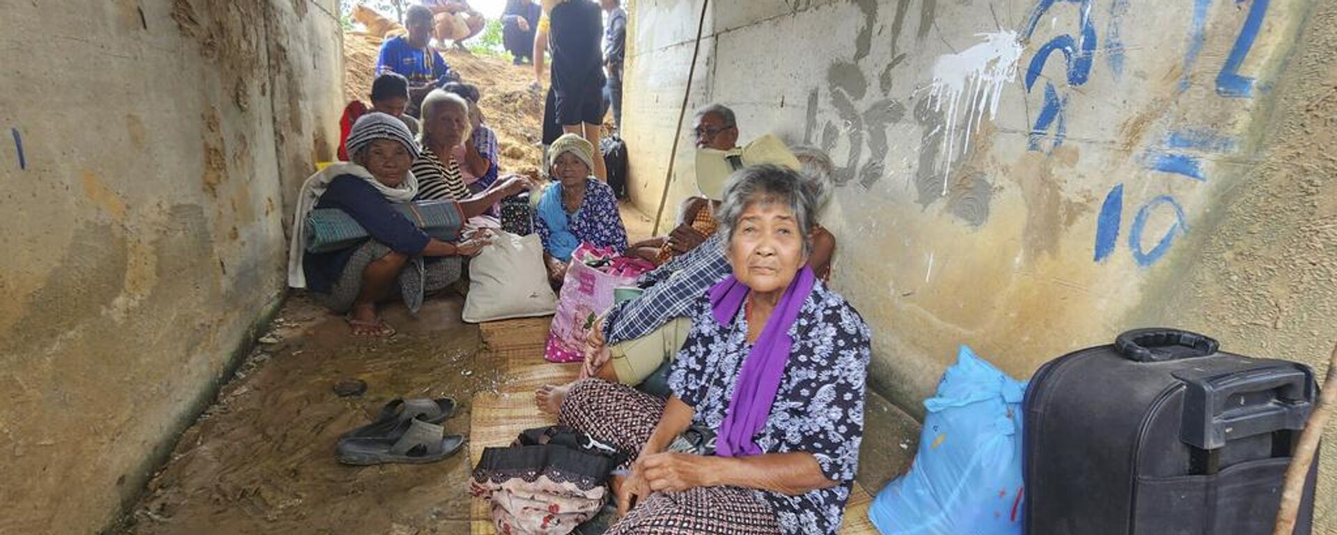 Người dân Thái Lan chạy trốn tìm nơi trú ẩn tại tỉnh Surin, đông bắc Thái Lan khỏi cuộc giao tranh giữa binh lính Thái Lan và Campuchia  - Sputnik Việt Nam, 1920, 24.07.2025