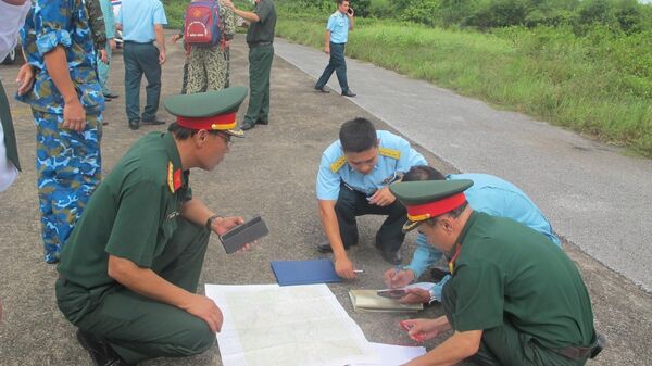 Các cán bộ, chiến sỹ bàn phương án tác chiến đi vào vùng lũ tỉnh Nghệ An. - Sputnik Việt Nam