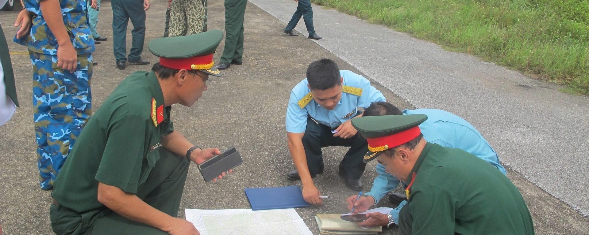 Các cán bộ, chiến sỹ bàn phương án tác chiến đi vào vùng lũ tỉnh Nghệ An. - Sputnik Việt Nam, 1920, 24.07.2025