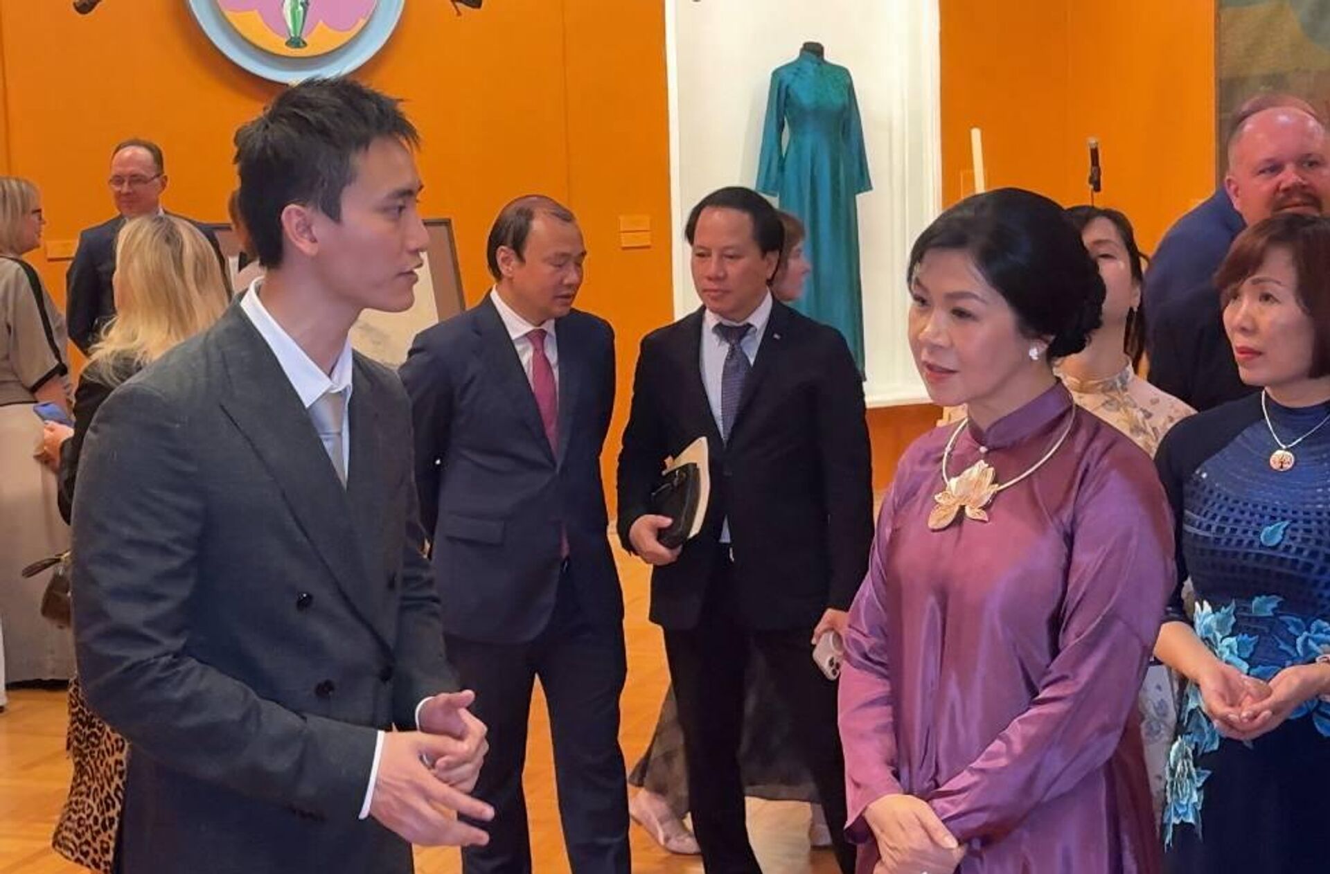 Phu nhân Tổng Bí thư Trung ương Đảng Cộng sản Việt Nam Tô Lâm Ngô Phương Ly với họa sĩ trẻ Trần Đức Minh - Sputnik Việt Nam, 1920, 24.07.2025