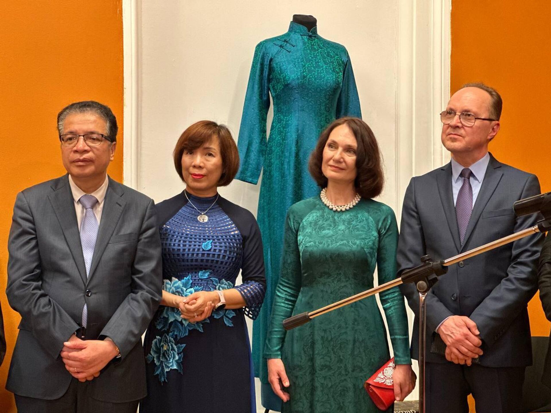 Đại sứ đặc mệnh toàn quyền Việt Nam tại Liên bang Nga Đặng Minh Khôi với phu nhân và Đại sứ đặc mệnh toàn quyền Nga tại Việt Nam Gennady Bezdetko với phu nhân - Sputnik Việt Nam, 1920, 24.07.2025