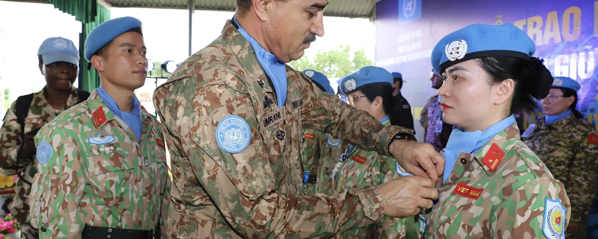 Chuẩn tướng Ameer Muhammad Umrani trao huy chương cho từng thành viên đội - Sputnik Việt Nam, 1920, 25.07.2025