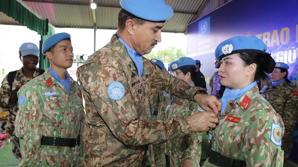 Chuẩn tướng Ameer Muhammad Umrani trao huy chương cho từng thành viên đội - Sputnik Việt Nam