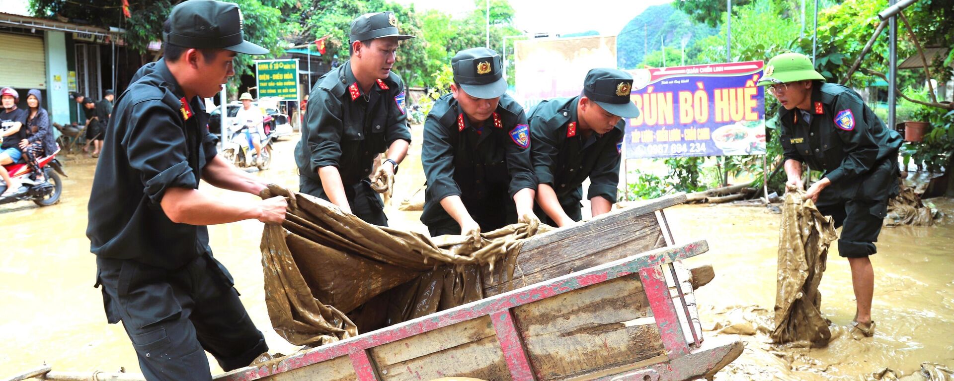 Đồng bào vùng lũ Nghệ An khắc phục hậu quả, sớm ổn định cuộc sống - Sputnik Việt Nam, 1920, 01.08.2025