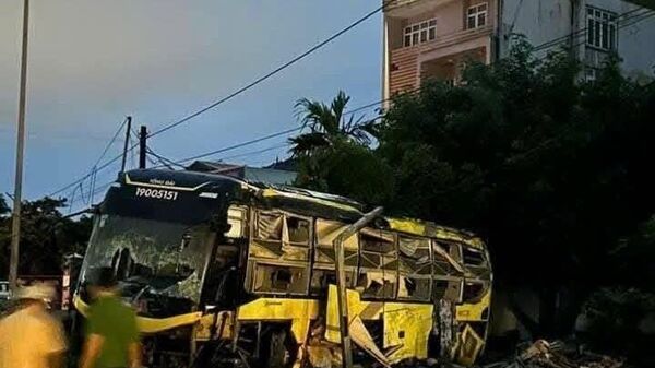 Lật xe khách ở Hà Tĩnh, 9 người chết - Sputnik Việt Nam