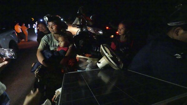 Người dân Campuchia di tản khỏi vùng nguy hiểm khi xung đột biên giới leo thang giữa Thái Lan và Campuchia - Sputnik Việt Nam