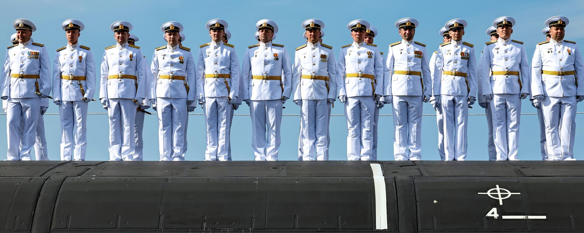 Nhóm quân nhân tại lễ thượng cờ trên tàu ngầm hạt nhân mang tên lửa Knyaz Pozharsky tại Severodvinsk - Sputnik Việt Nam, 1920, 26.07.2025