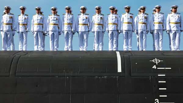 Nhóm quân nhân tại lễ thượng cờ trên tàu ngầm hạt nhân mang tên lửa Knyaz Pozharsky tại Severodvinsk - Sputnik Việt Nam