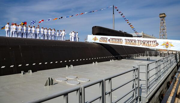 Lễ thượng cờ trên tàu ngầm hạt nhân mang tên lửa &quot;Knyaz Pozharsky&quot; tại Severodvinsk - Sputnik Việt Nam