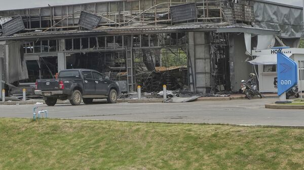 Một cửa hàng tại một trạm xăng sau cuộc pháo kích từ Campuchia ở tỉnh Sisaket, Thái Lan - Sputnik Việt Nam