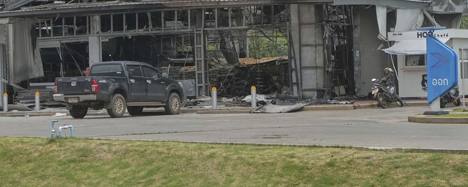 Một cửa hàng tại một trạm xăng sau cuộc pháo kích từ Campuchia ở tỉnh Sisaket, Thái Lan - Sputnik Việt Nam, 1920, 27.07.2025