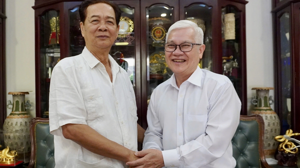 Trưởng đoàn đại biểu Quốc hội TP.HCM Nguyễn Văn Lợi thăm hỏi, tri ân nguyên Thủ tướng Nguyễn Tấn Dũng - Sputnik Việt Nam