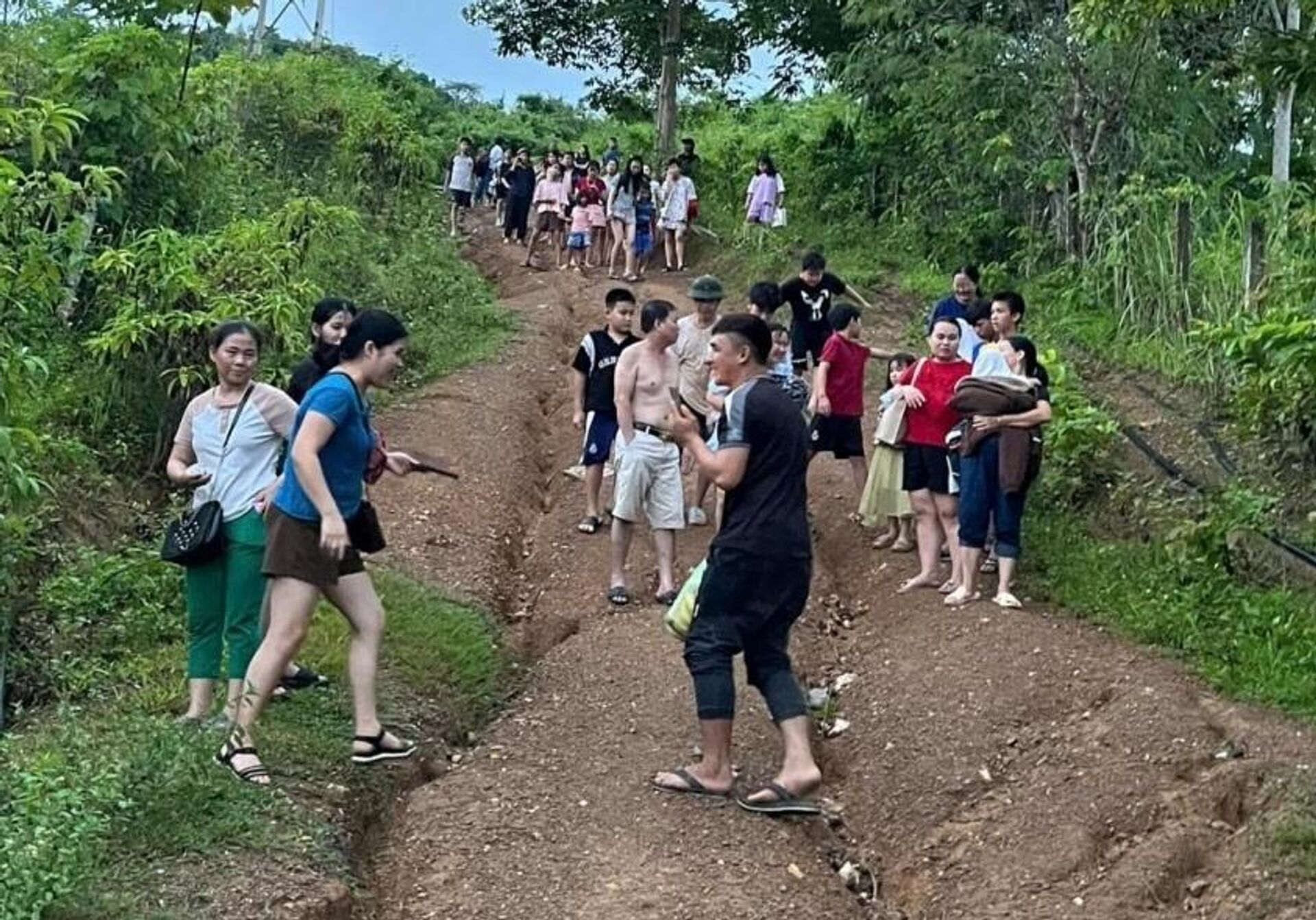 Người dân xã Tương Dương (Nghệ An) hoảng hốt tìm nơi trú ẩn vì tin đồn thất thiệt đập thủy điện Bản Vẽ vỡ. Người dân xã Tương Dương (Nghệ An) hoảng hốt tìm nơi trú ẩn vì tin đồn thất thiệt đập thủy điện Bản Vẽ vỡ. - Sputnik Việt Nam, 1920, 27.07.2025