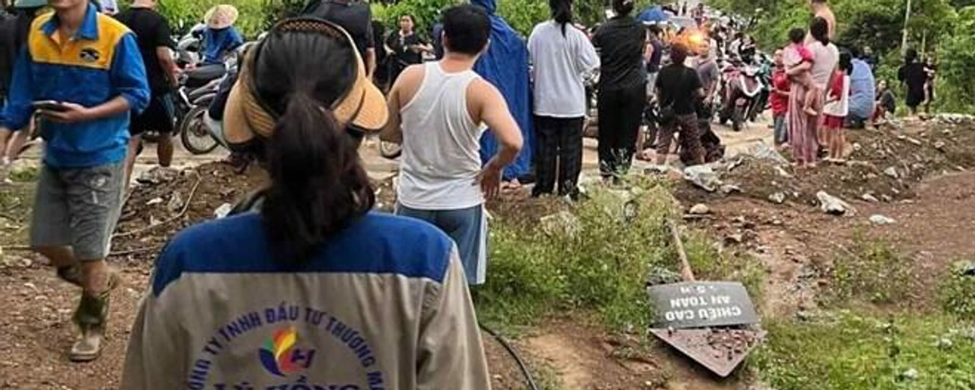 Người dân vùng lũ Nghệ An hoảng loạn tìm nơi tránh trú do tin đồn thất thiệt vỡ đập thủy điện lan truyền - Sputnik Việt Nam, 1920, 27.07.2025