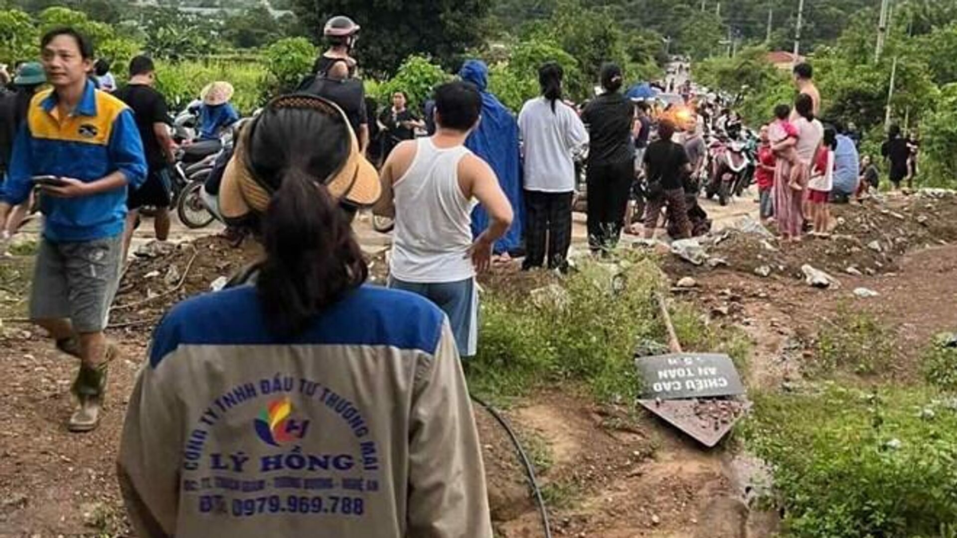 Người dân vùng lũ Nghệ An hoảng loạn tìm nơi tránh trú do tin đồn thất thiệt vỡ đập thủy điện lan truyền Người dân vùng lũ Nghệ An hoảng loạn tìm nơi tránh trú do tin đồn thất thiệt vỡ đập thủy điện lan truyền - Sputnik Việt Nam, 1920, 27.07.2025